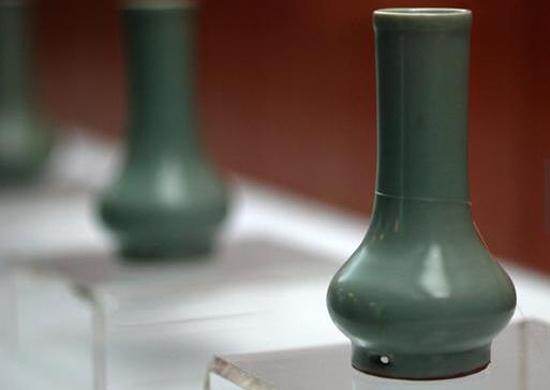 南宋，龍泉窯，粉青釉鼓腹瓶 