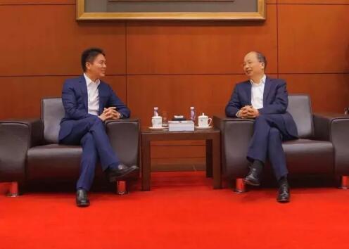 中國工商銀行董事長易會滿和京東集團董事局主席兼首席執(zhí)行官劉強東見證了雙方合作協(xié)議的簽署。 