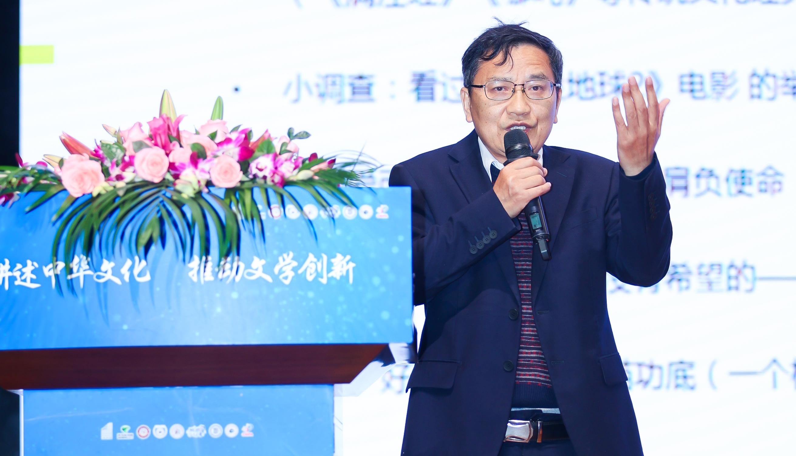活動現(xiàn)場，“全國文學(xué)盛典名師大講堂”主講嘉賓謝晨為大家?guī)碇黝}講座